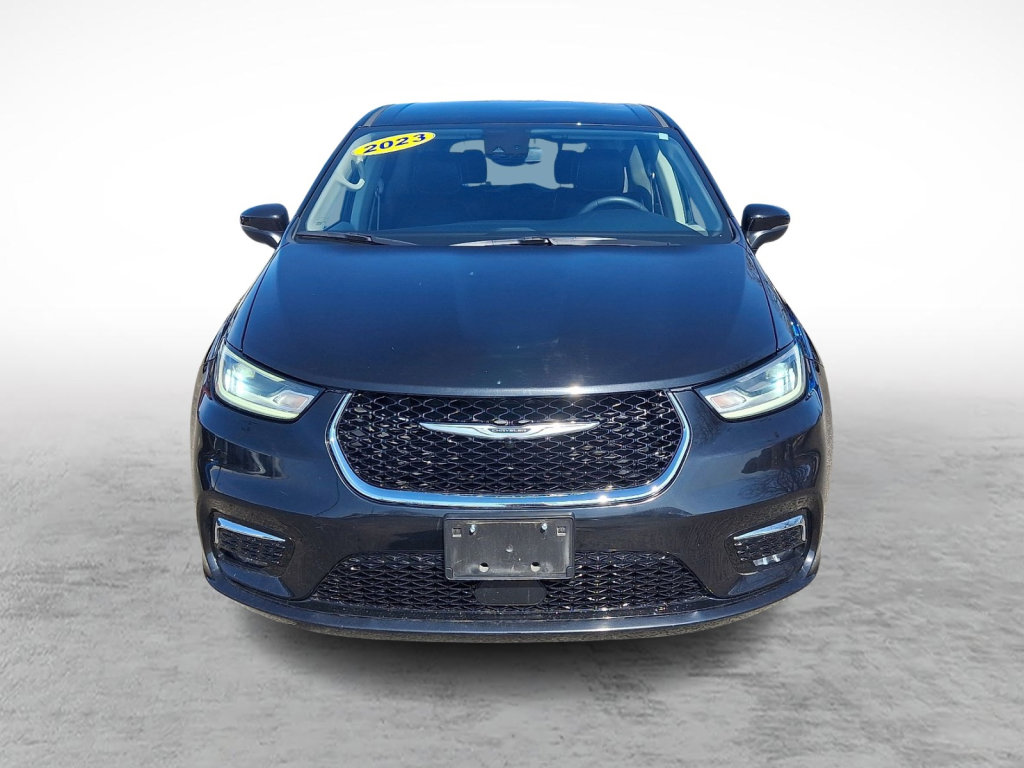 Used 2023 Chrysler Pacifica Touring-L image 8