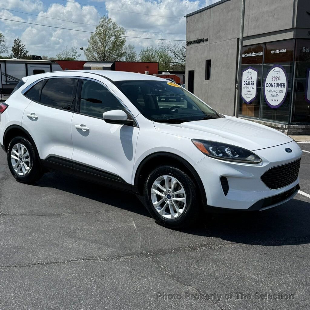 Used 2020 Ford Escape SE image 2