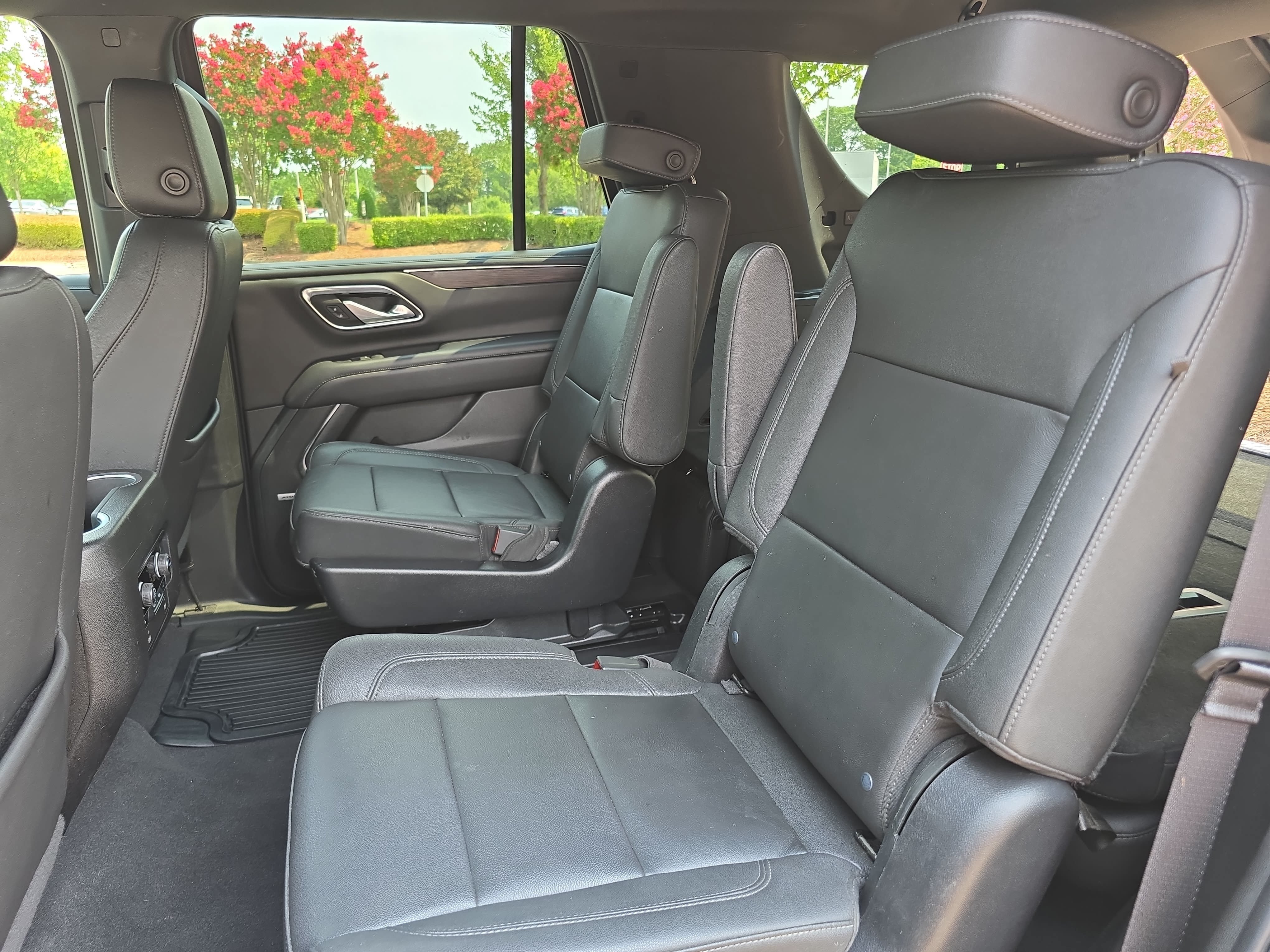 Used 2022 Chevrolet Tahoe Z71 w/ Luxury Package AWD/4WD image 15