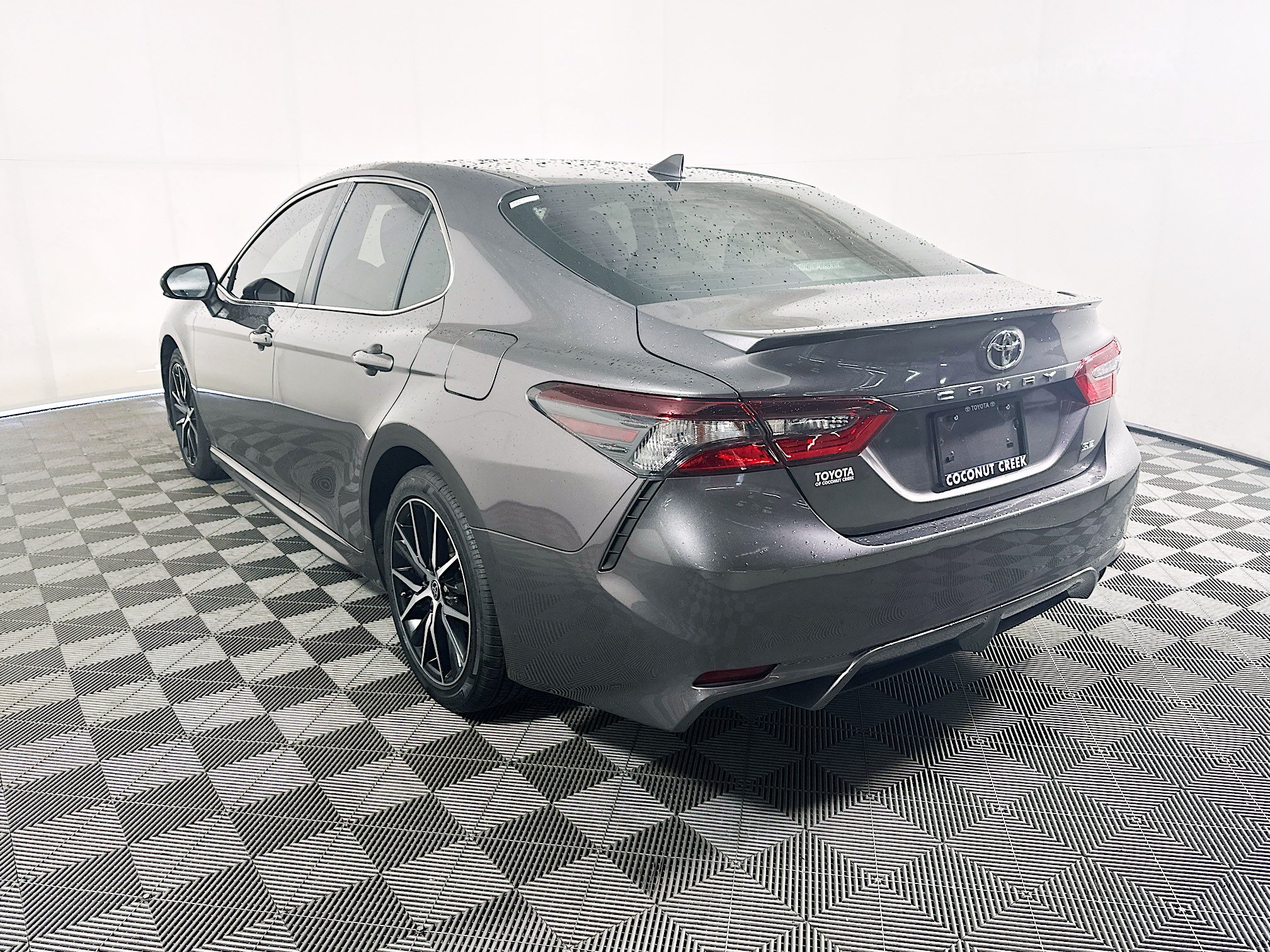 Used 2022 Toyota Camry SE w/ Convenience Package FWD image 5