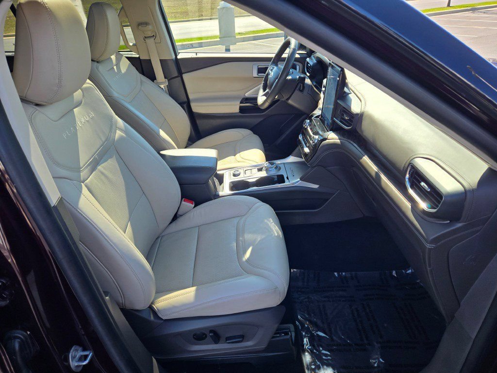 Certified 2023 Ford Explorer Platinum w/ Technology Package AWD/4WD image 8