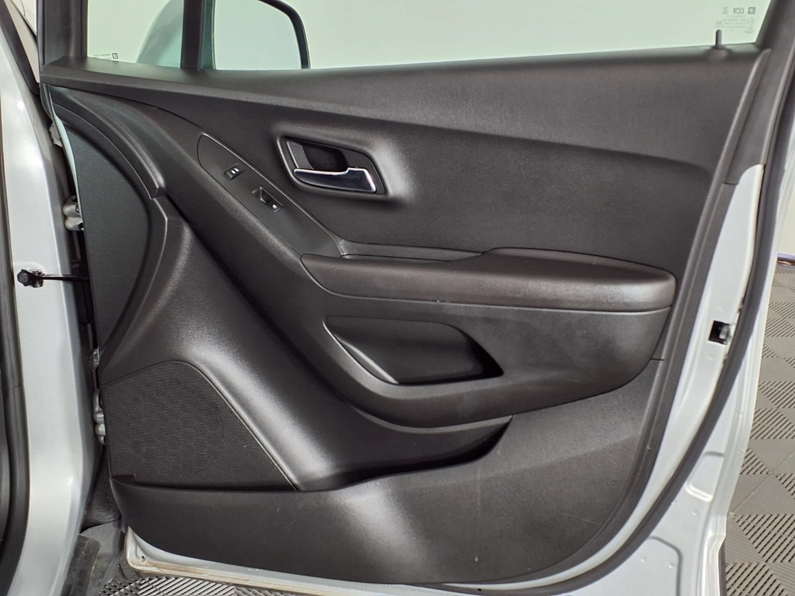 Used 2020 Chevrolet Trax LT w/ LT Convenience Package AWD/4WD image 8
