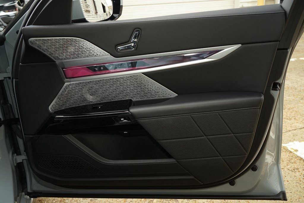 Used 2023 BMW 760i xDrive image 29