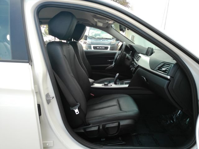 Used 2018 BMW 320i Sedan RWD image 18