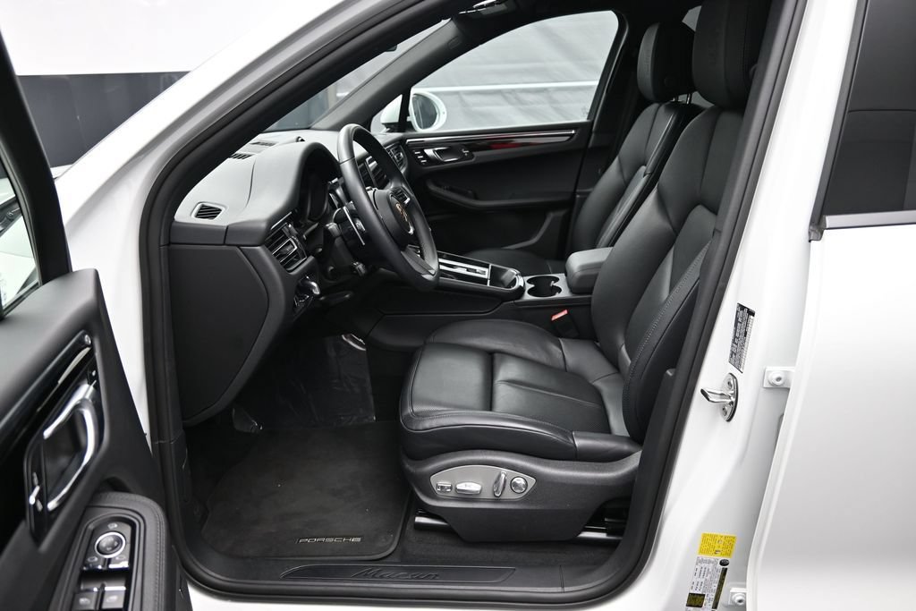 Certified 2025 Porsche Macan AWD/4WD image 5