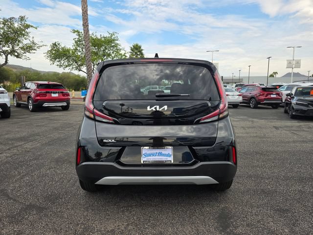 Used 2025 Kia Soul LX w/ LX Technology Package FWD image 9
