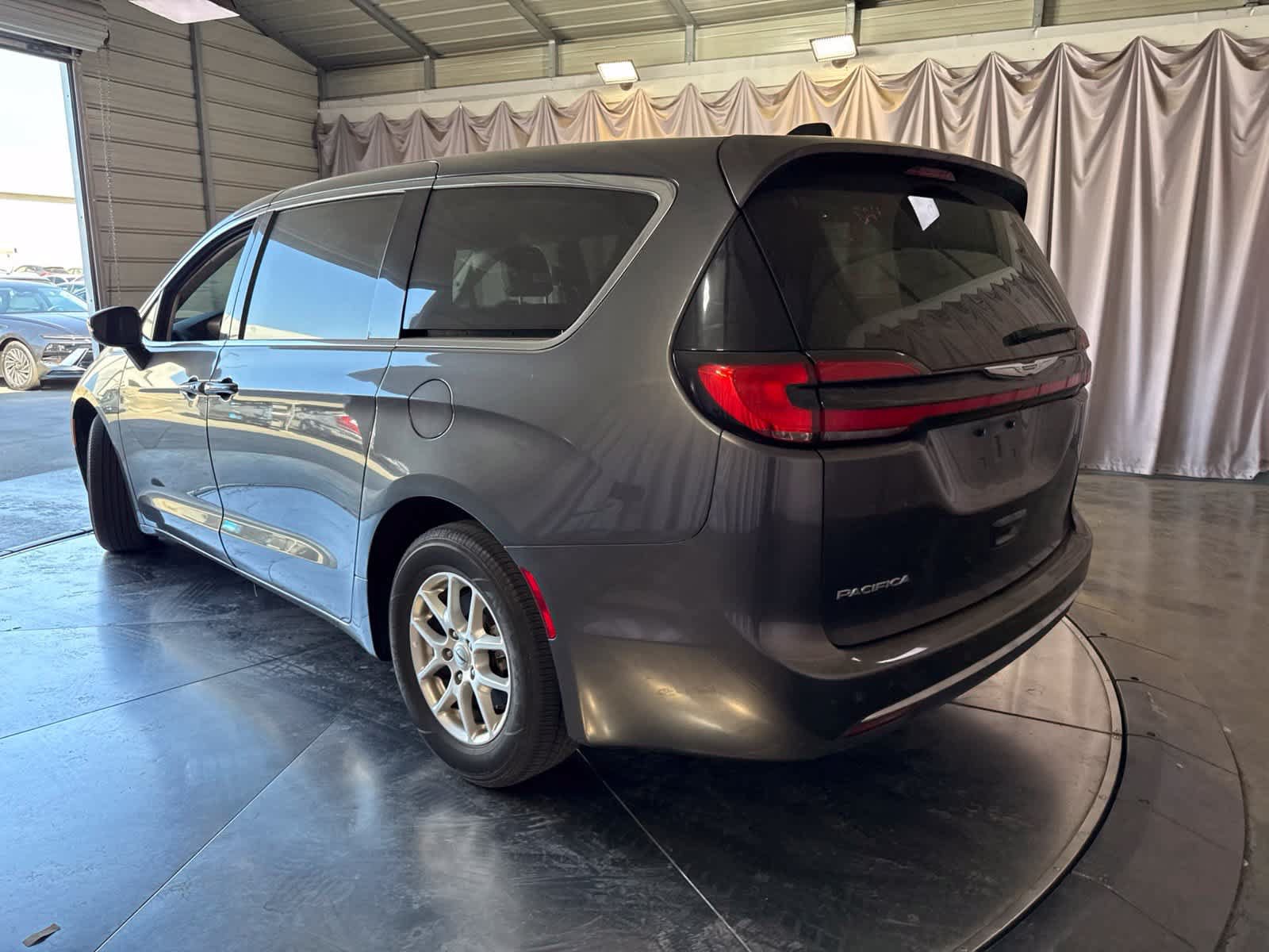 Used 2023 Chrysler Pacifica Touring-L FWD image 7