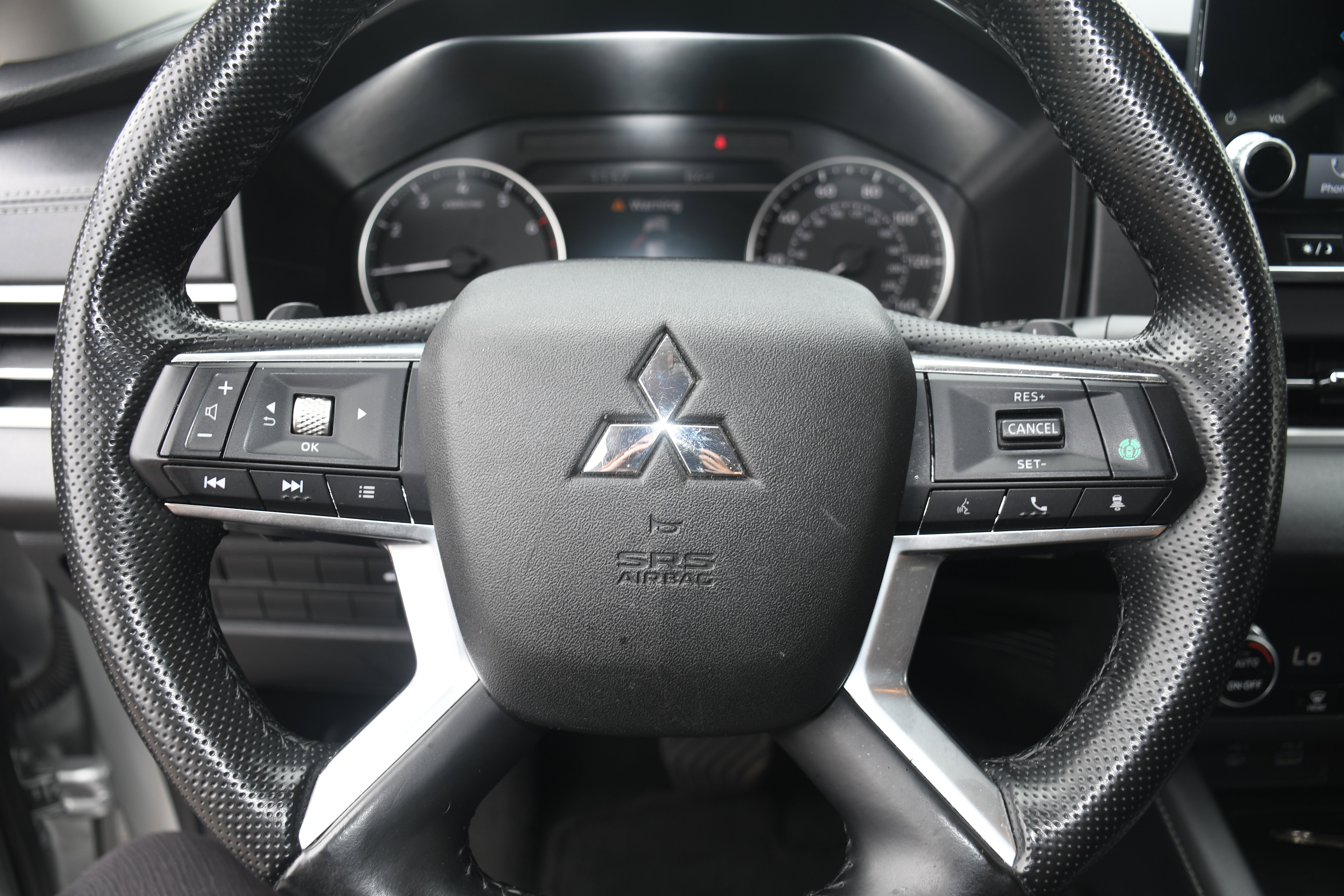 Used 2024 Mitsubishi Outlander SE Black Edition AWD/4WD image 12