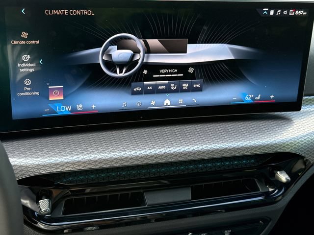 Used 2025 BMW 330i xDrive Sedan AWD/4WD image 25