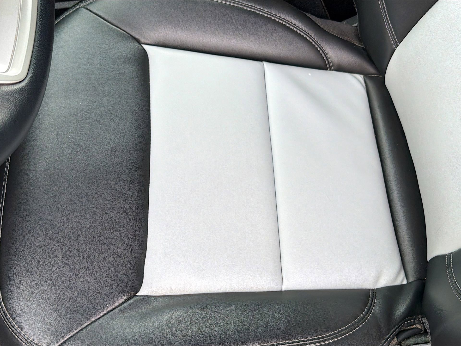 Used 2022 Ford Explorer XLT w/ Equipment Group 202A image 25