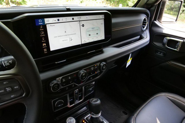 Used 2025 Jeep Gladiator Sport image 14