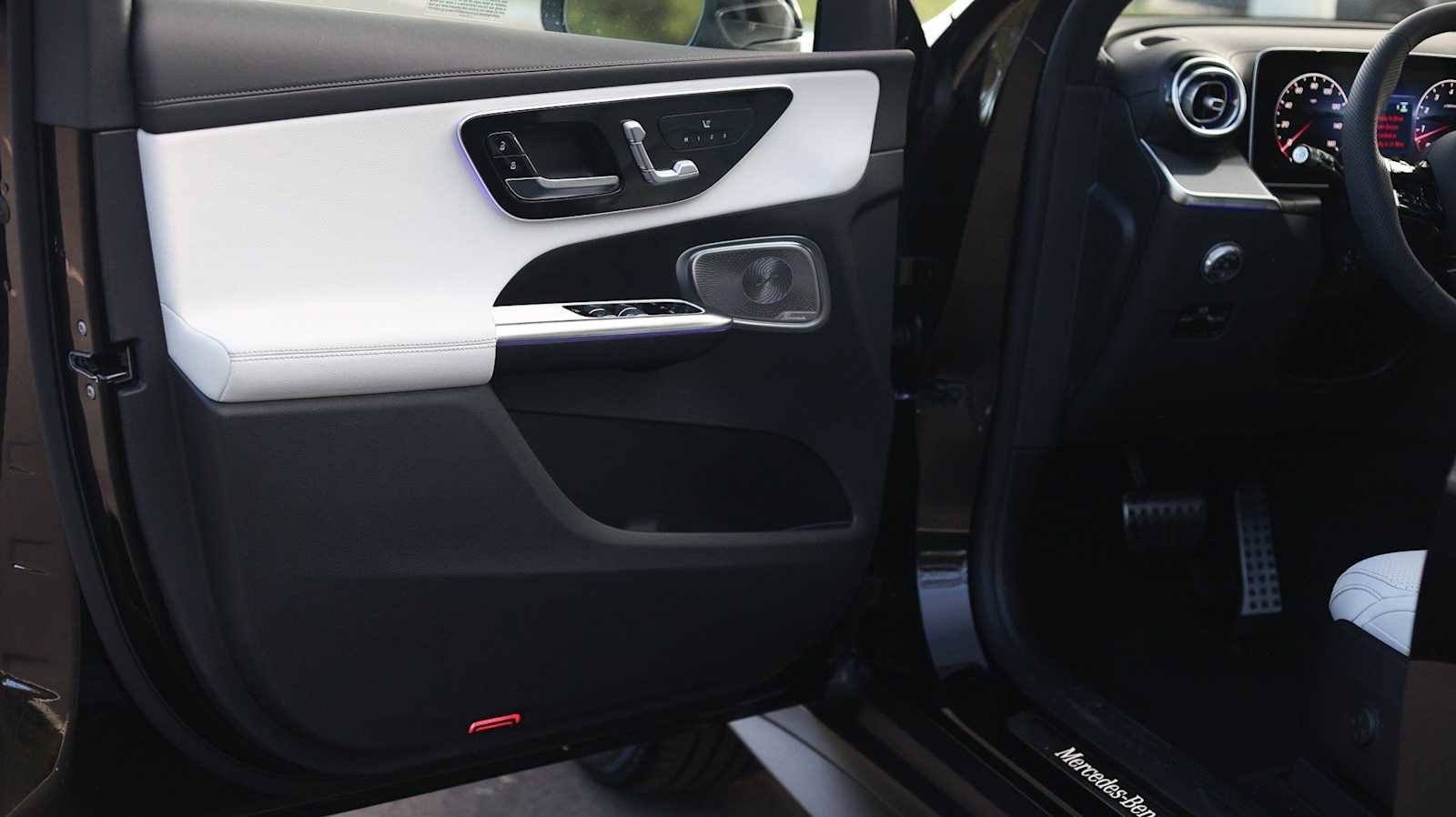 Used 2026 Mercedes-Benz GLC 300 4MATIC image 32
