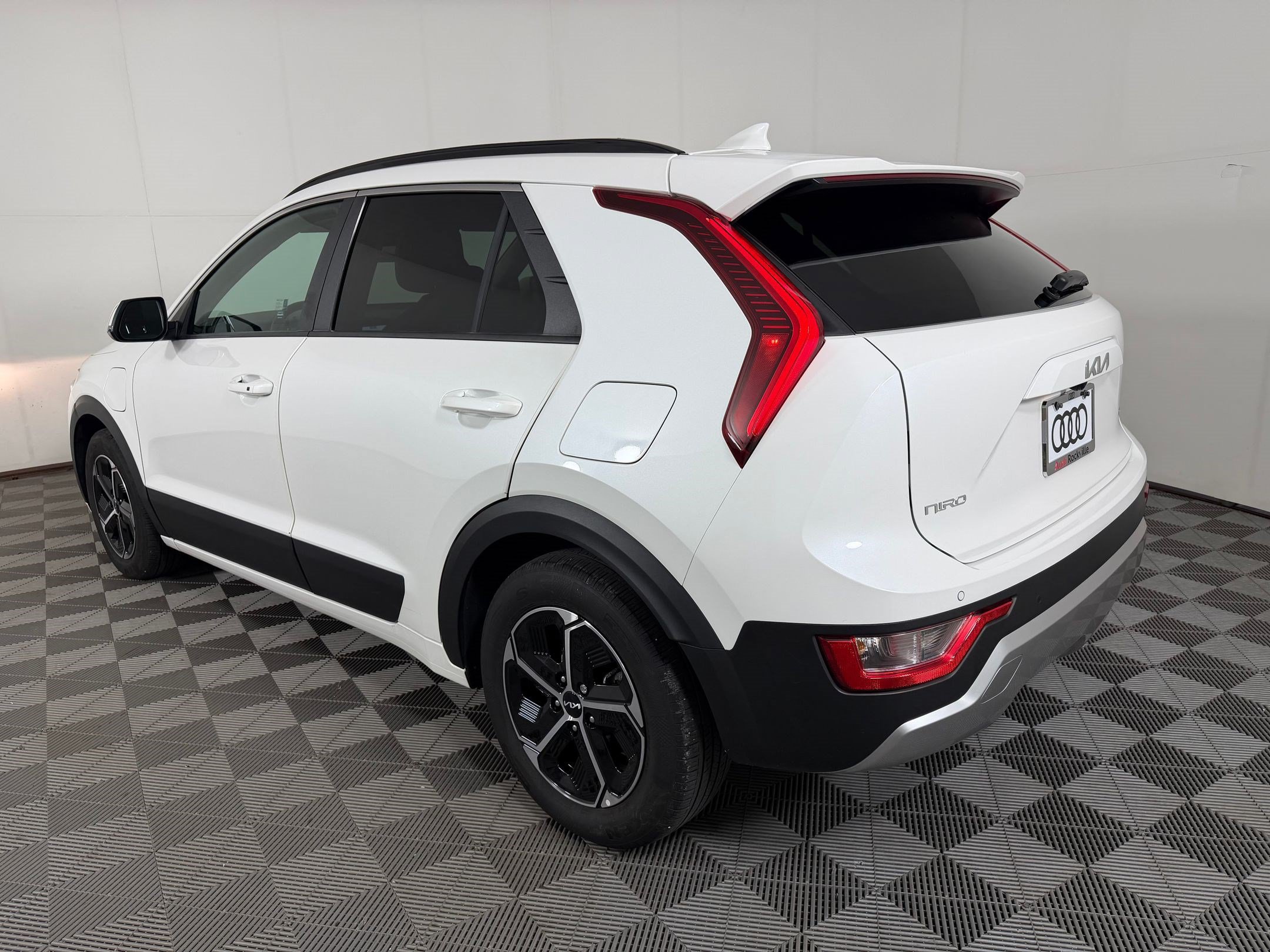 Used 2024 Kia Niro EX w/ EX Cold Weather Package FWD image 3