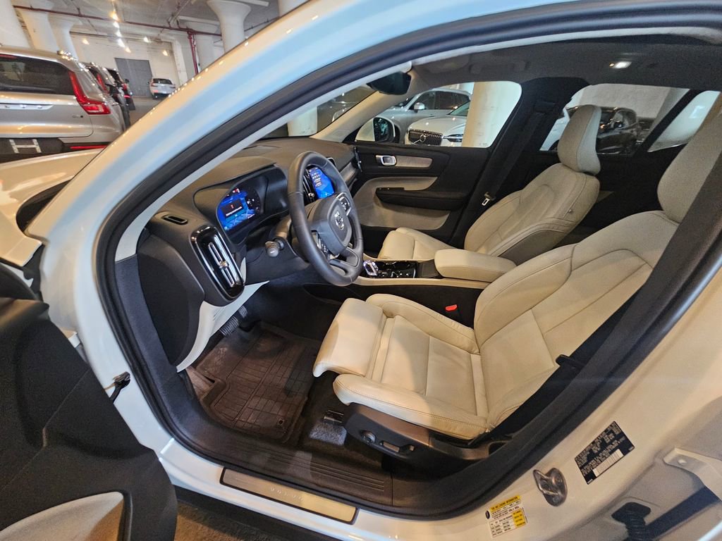 Certified 2023 Volvo XC40 B5 Plus w/ Driver Assist Package AWD/4WD image 19