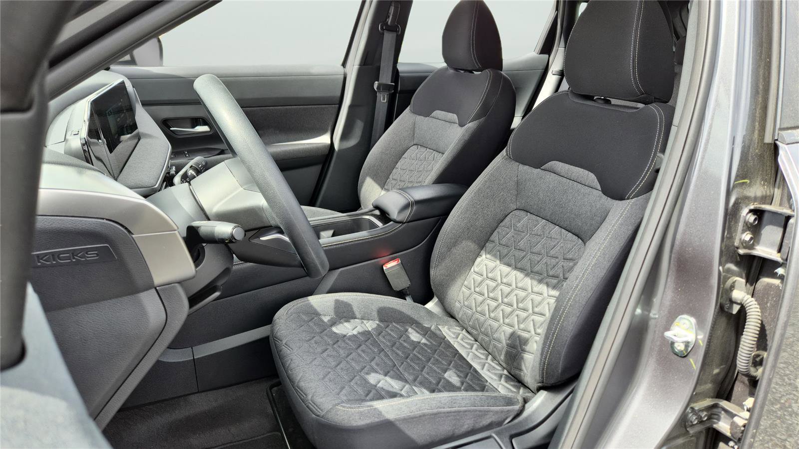 Used 2025 Nissan Kicks SV w/ Charging Package image 10