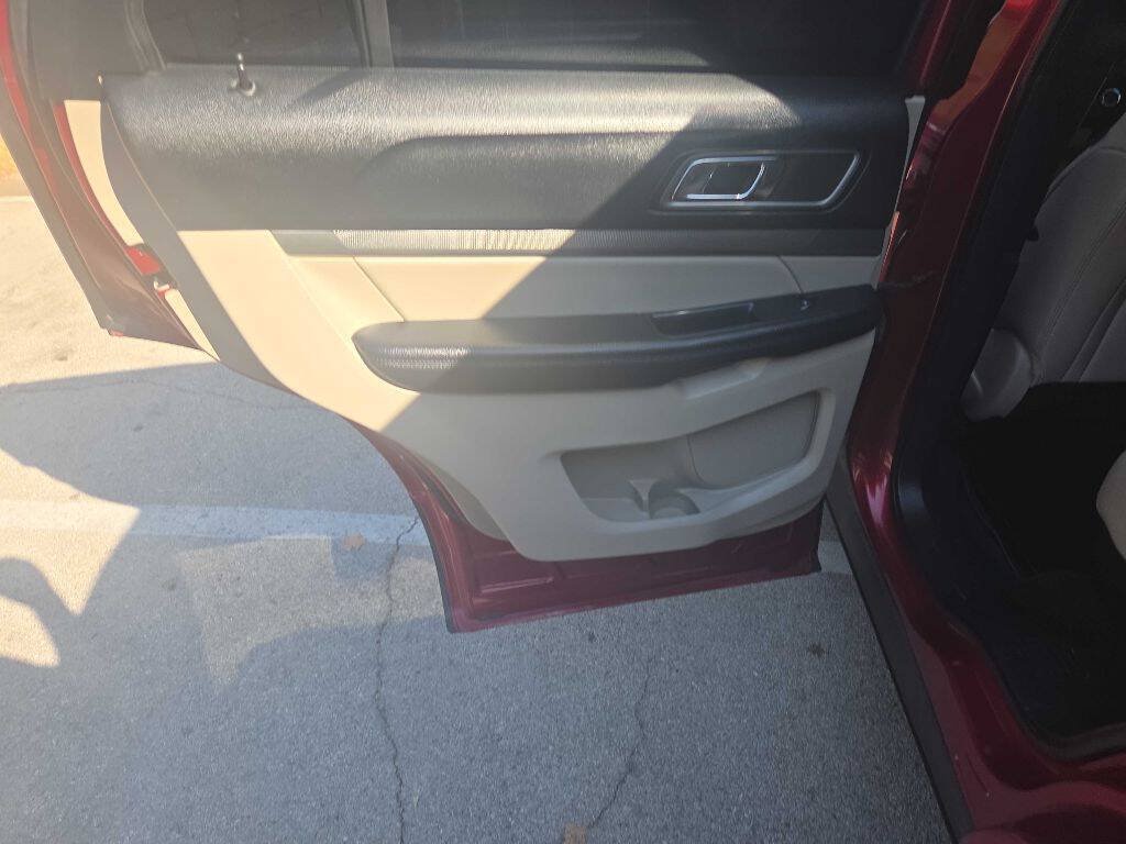 Used 2018 Ford Explorer XLT w/ Equipment Group 202A FWD image 19