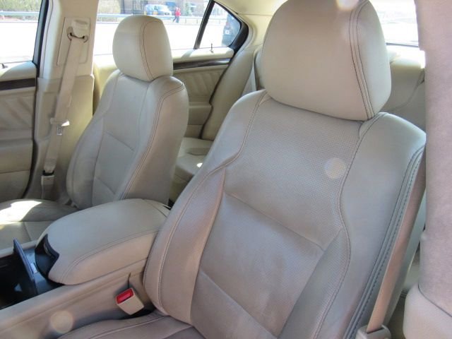 Used 2017 Ford Taurus Limited image 10