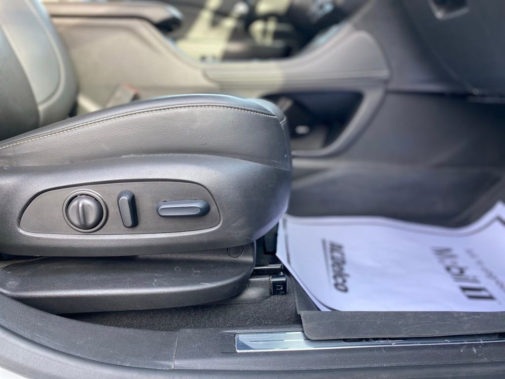 Used 2023 GMC Acadia SLT w/ Elevation Edition image 11