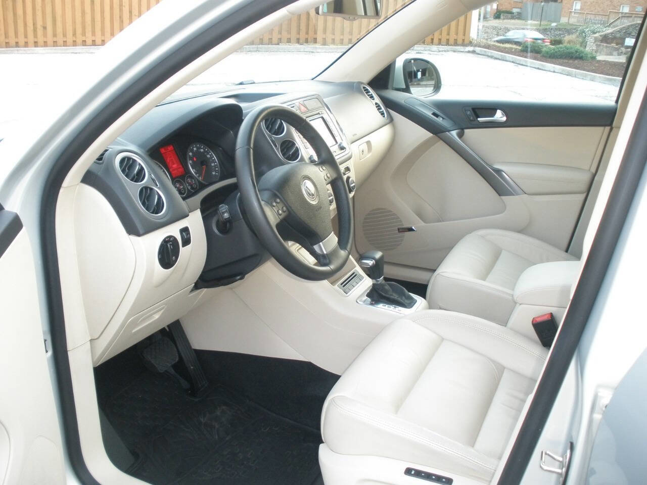 Used 2009 Volkswagen Tiguan SE image 25