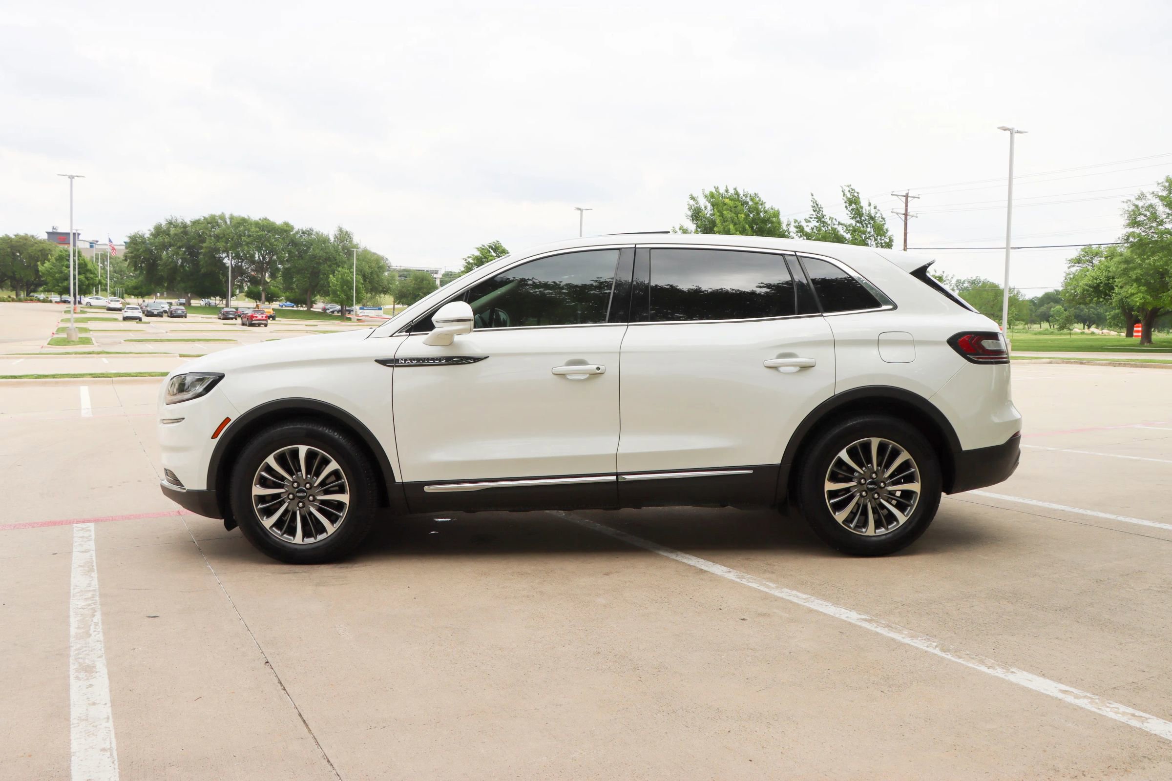 Used 2021 Lincoln Nautilus Reserve w/ Cargo Utility Package FWD image 4