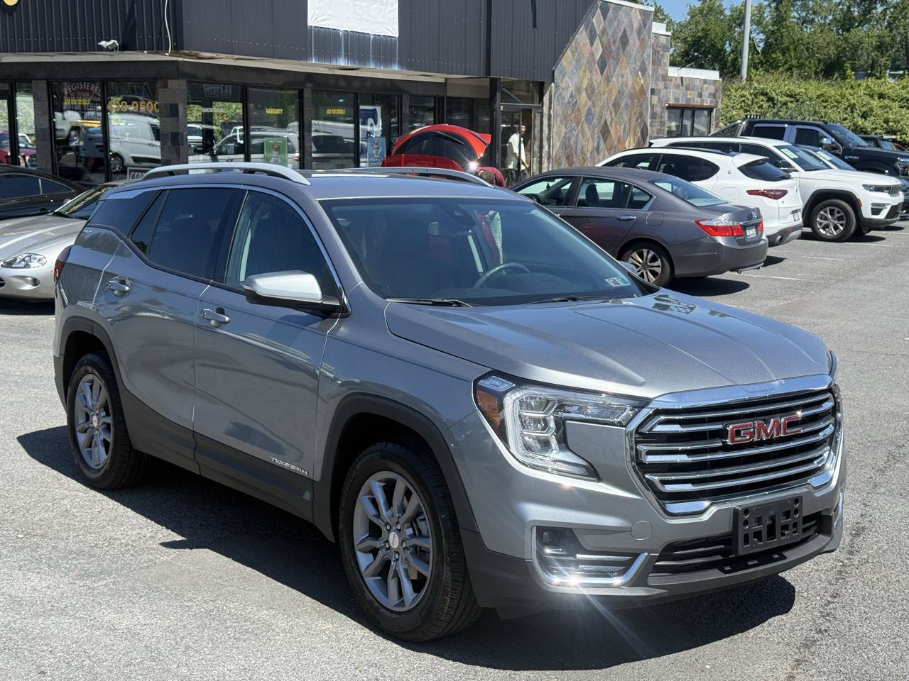 Used 2024 GMC Terrain SLT AWD/4WD image 2