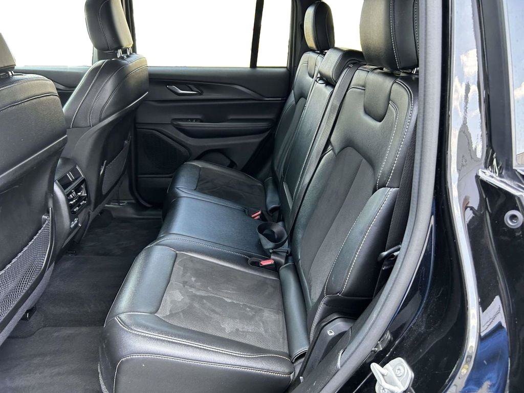 Used 2024 Jeep Grand Cherokee Altitude RWD image 9