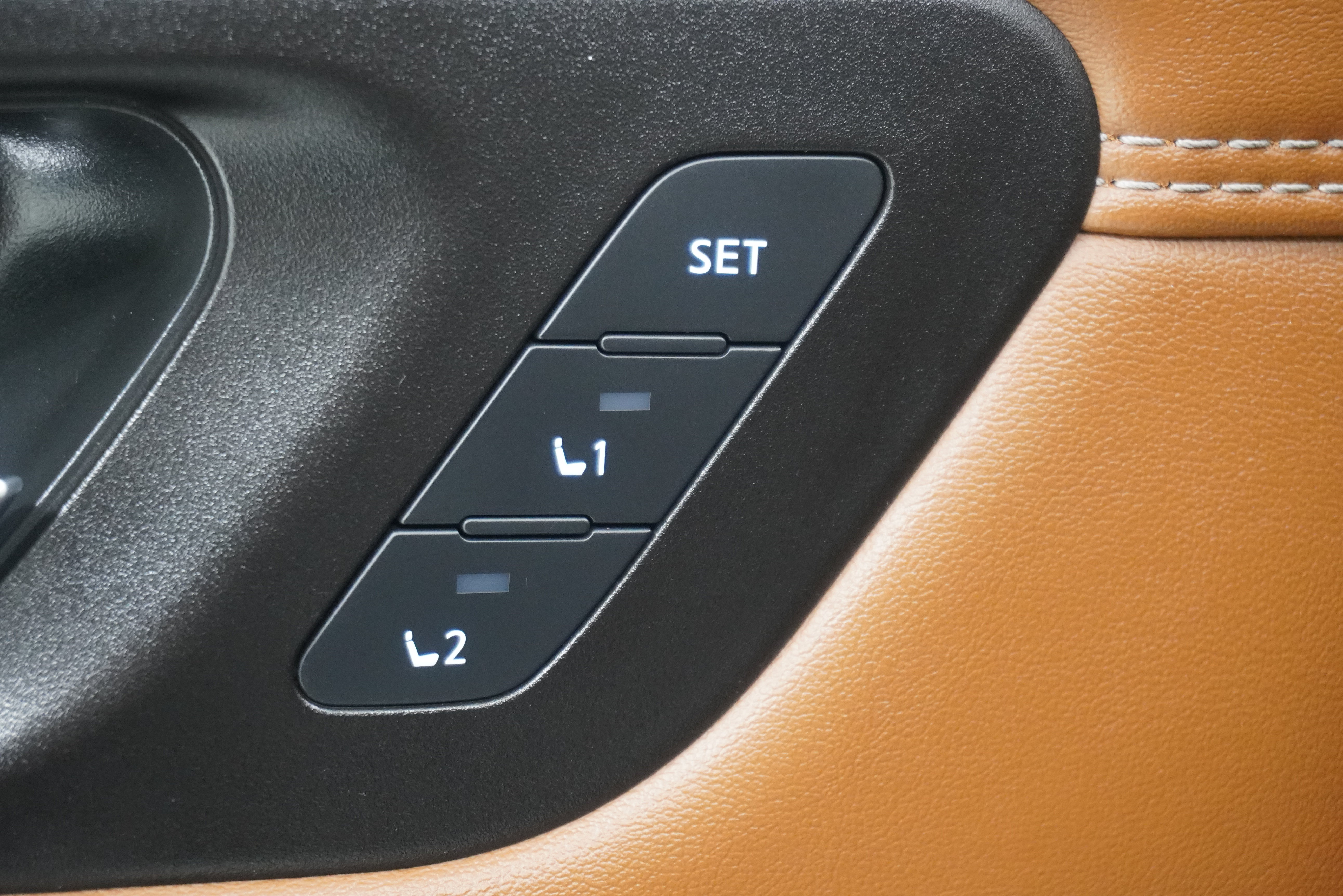 Used 2023 Nissan Pathfinder Platinum w/ Lighting Package (N93) FWD image 18