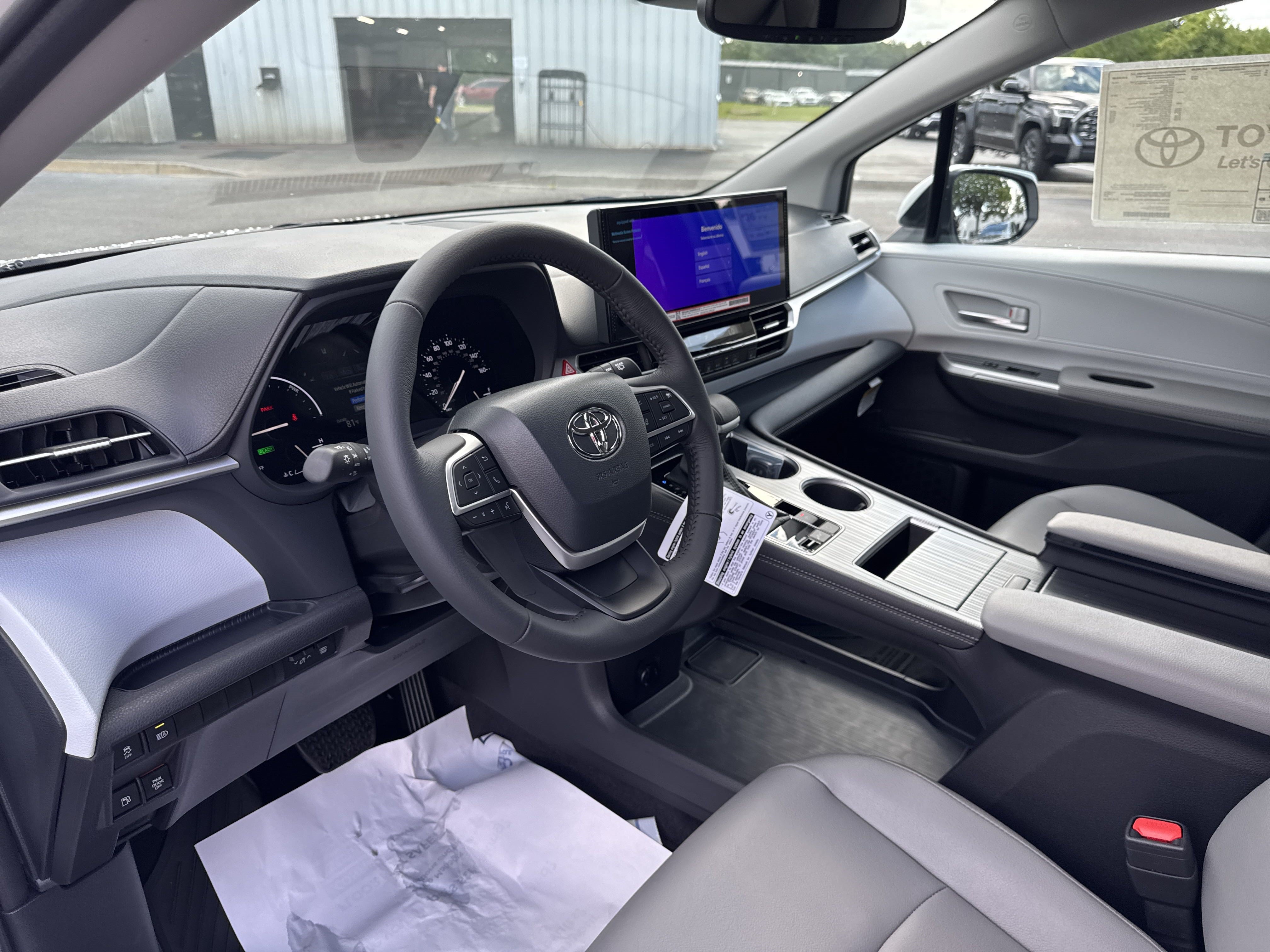 New 2025 Toyota Sienna XLE FWD image 15