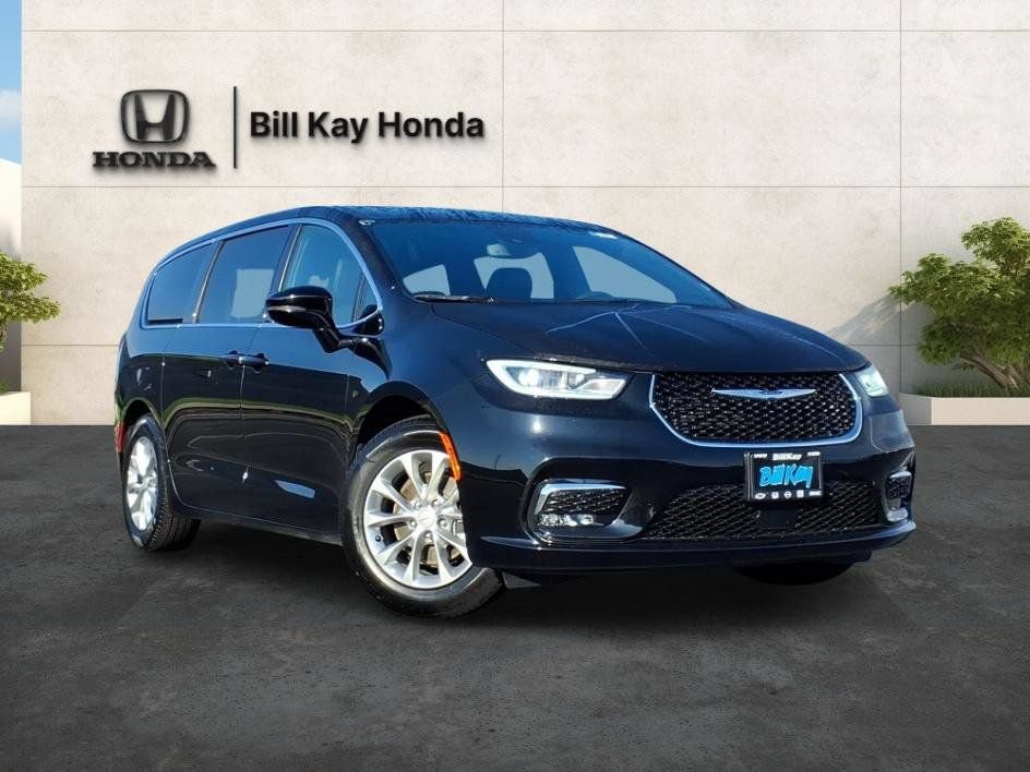 Used 2026 Chrysler Pacifica Limited FWD image 5