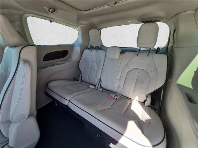 Used 2018 Chrysler Pacifica Limited w/ Advanced Safetytec Group FWD image 23
