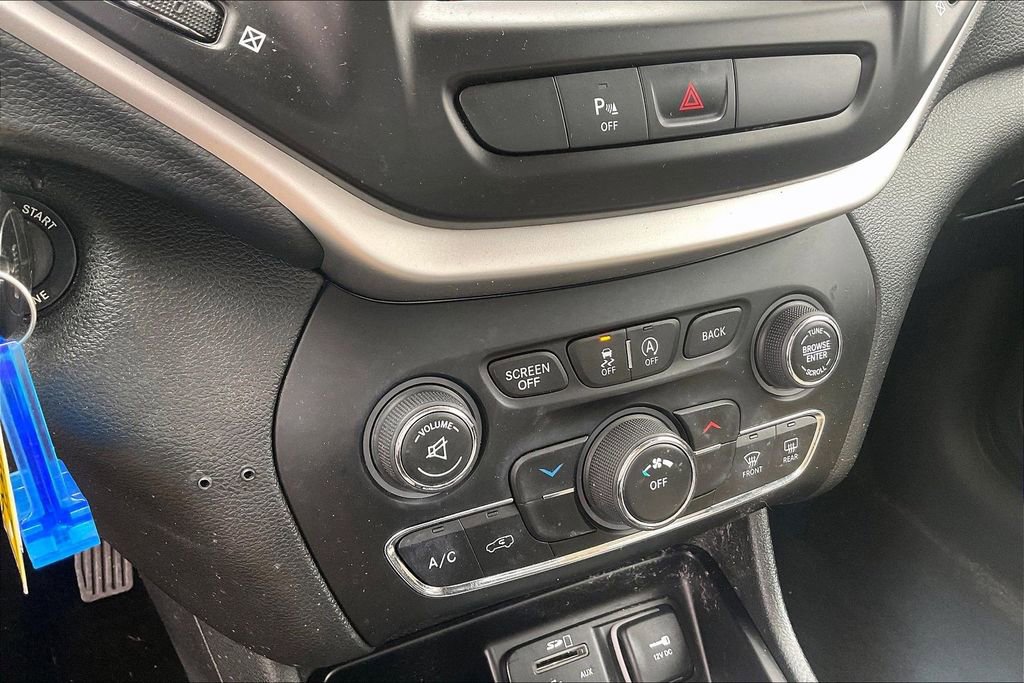 Used 2016 Jeep Cherokee Latitude w/ Safety/Convenience Group AWD/4WD image 18