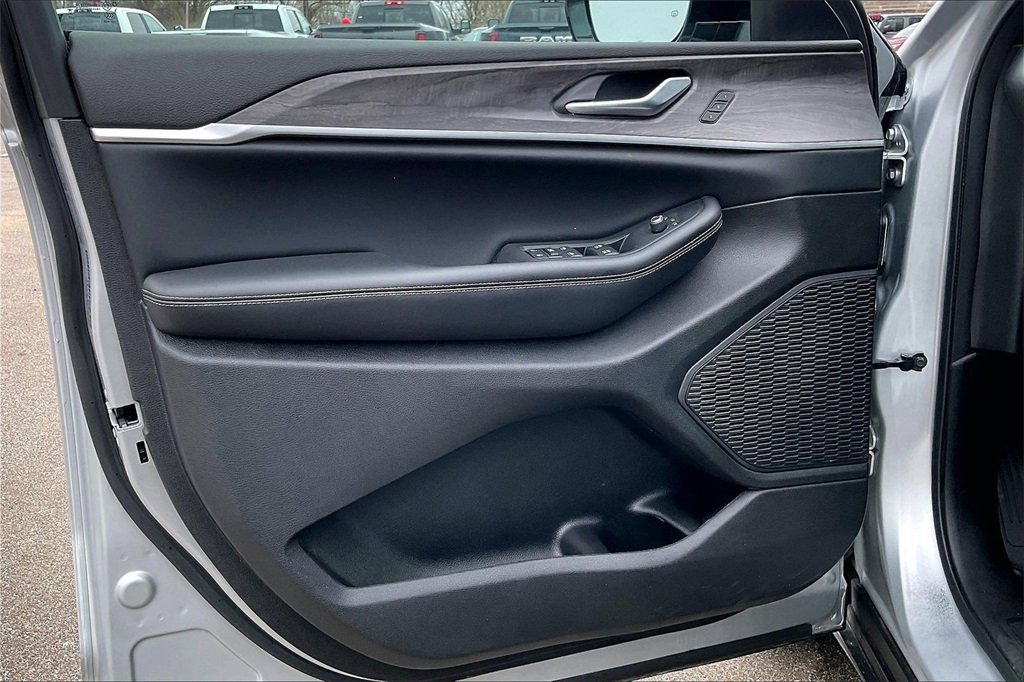 Used 2024 Jeep Grand Cherokee L Limited image 23