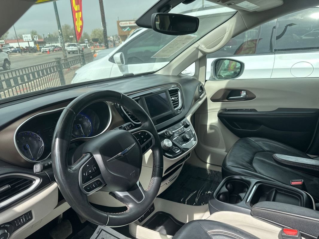 Used 2018 Chrysler Pacifica Touring-L FWD image 30