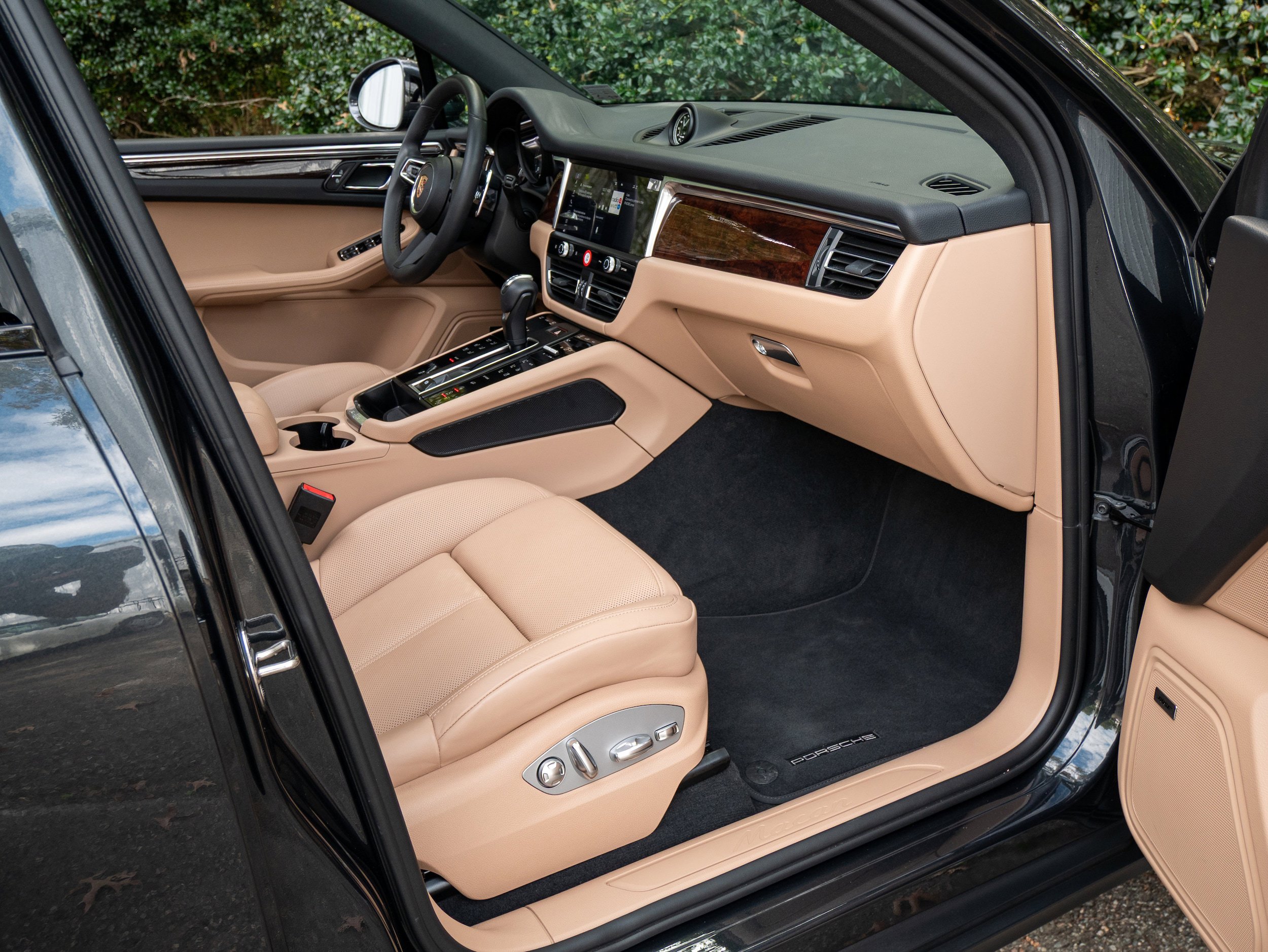 Certified 2025 Porsche Macan AWD/4WD image 29