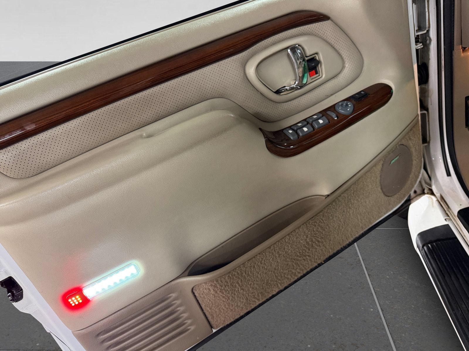 Used 2000 Cadillac Escalade 4WD image 16