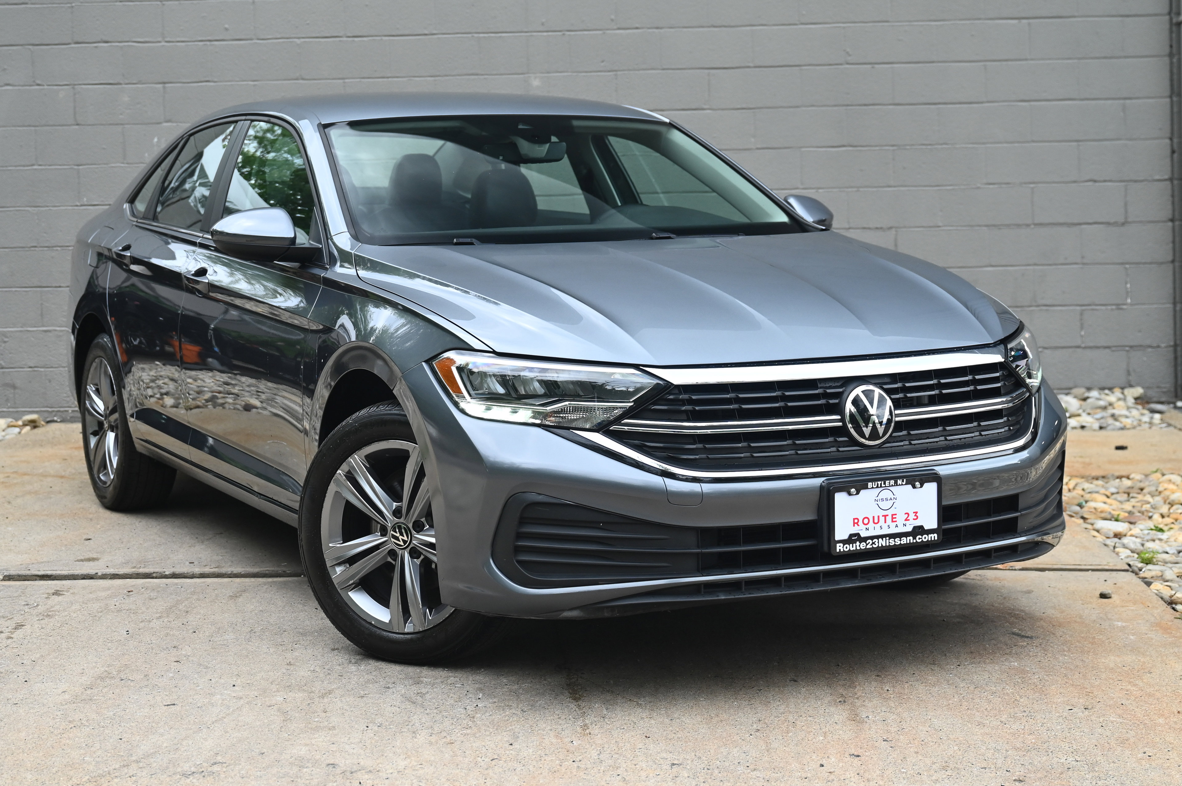 Used 2022 Volkswagen Jetta SE image 3