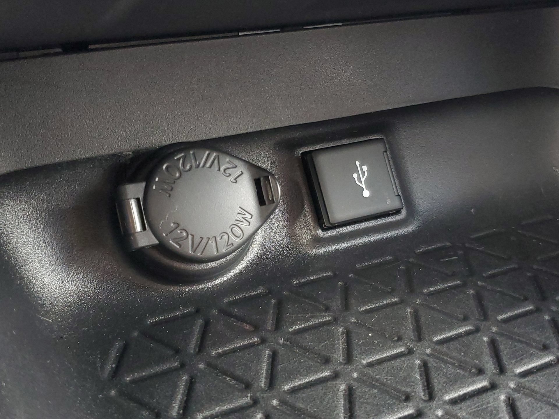 Used 2022 Toyota RAV4 LE FWD image 28
