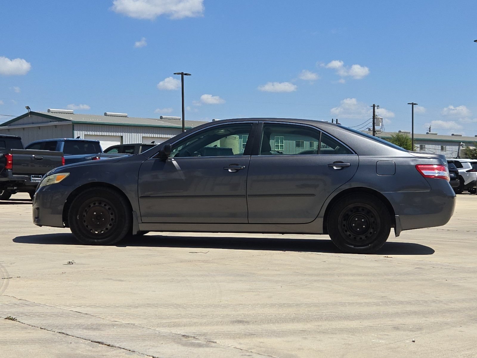 Used 2010 Toyota Camry LE FWD image 2