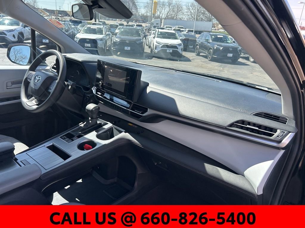 Used 2025 Toyota Sienna LE image 6