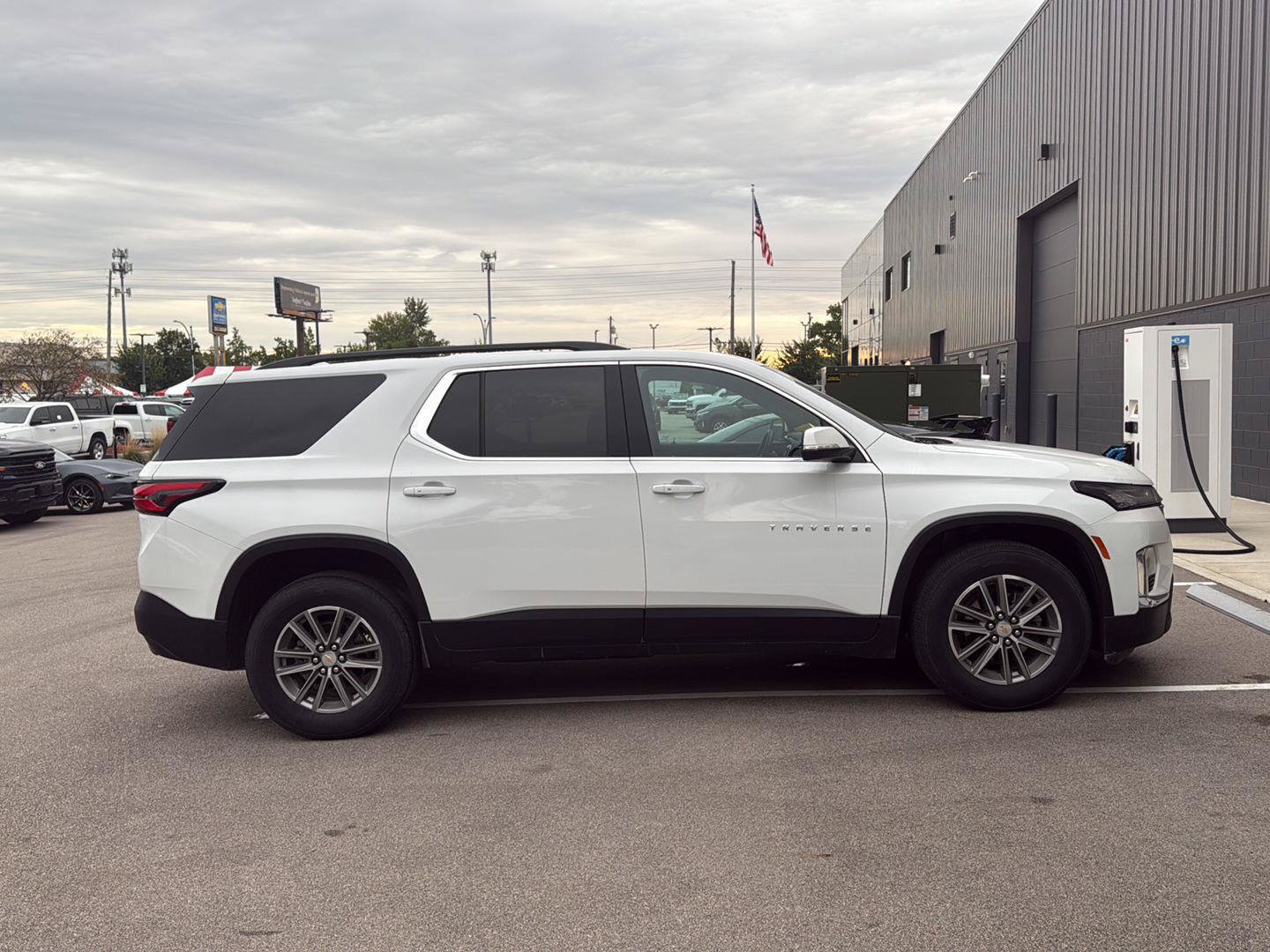 Used 2023 Chevrolet Traverse LT FWD image 2