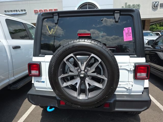 Used 2024 Jeep Wrangler Unlimited w/ Convenience Group AWD/4WD image 9