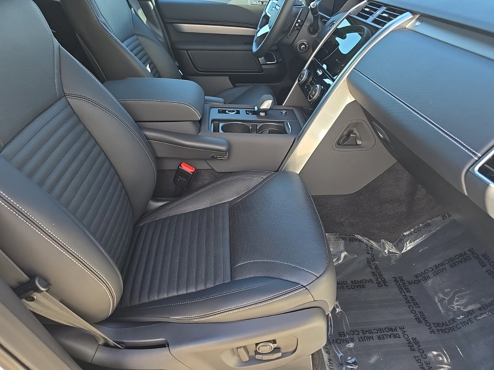 Certified 2024 Land Rover Discovery Dynamic SE image 7