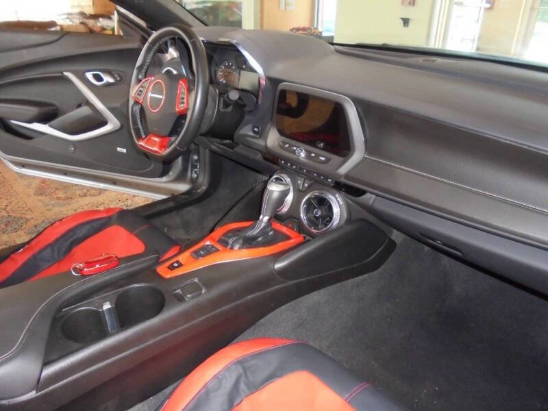 Used 2023 Chevrolet Camaro LT w/ Technology Package image 8