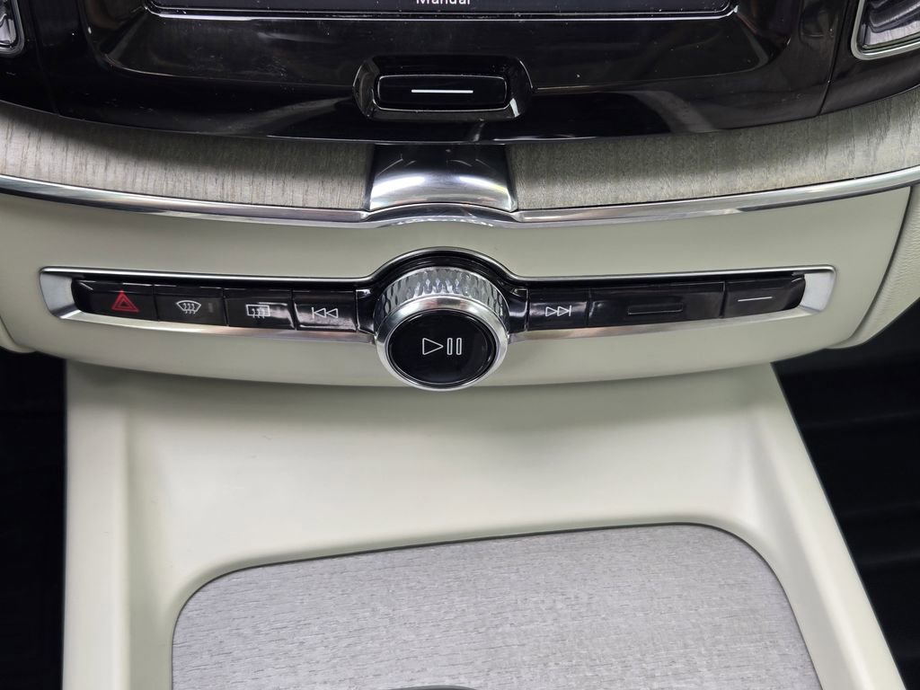 Used 2024 Volvo XC60 B5 Plus AWD/4WD image 16