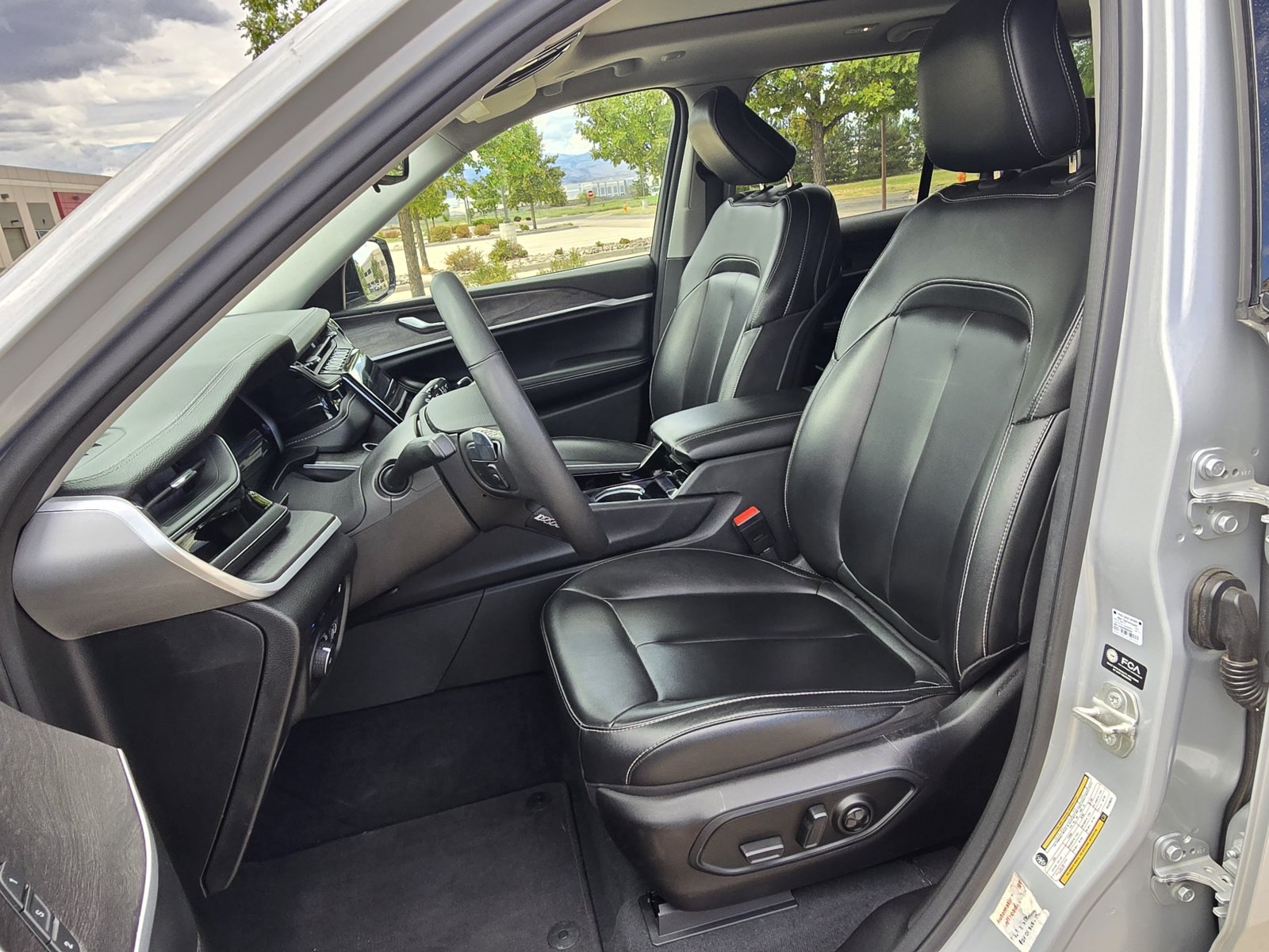 Used 2023 Jeep Grand Cherokee 4WD 4xe image 12