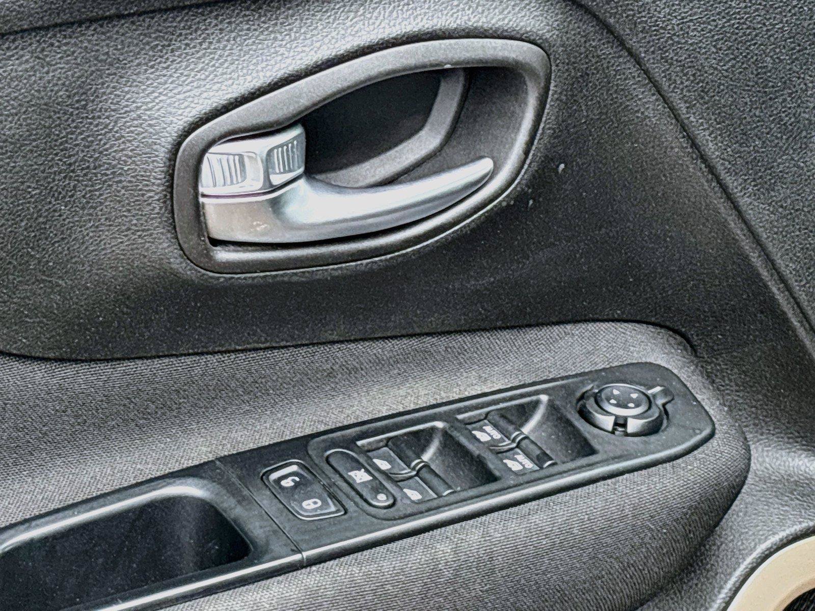 Used 2017 Jeep Renegade Latitude w/ Popular Equipment Group AWD/4WD image 21