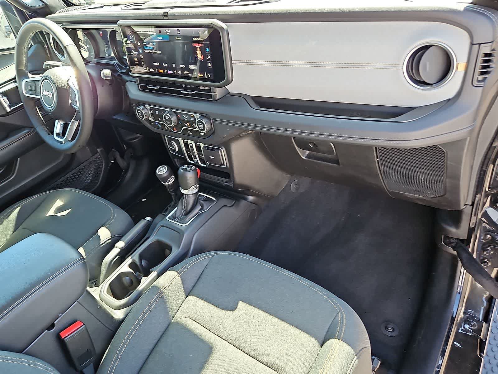 Used 2025 Jeep Wrangler Unlimited Sahara AWD/4WD image 33
