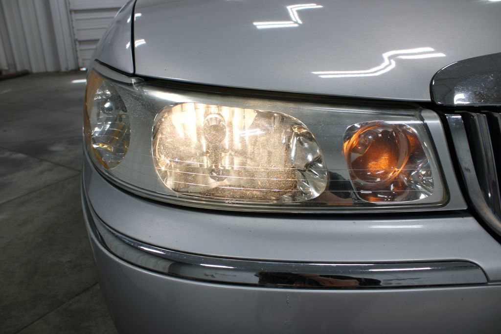 Used 2002 Lincoln Town Car Executive image 14