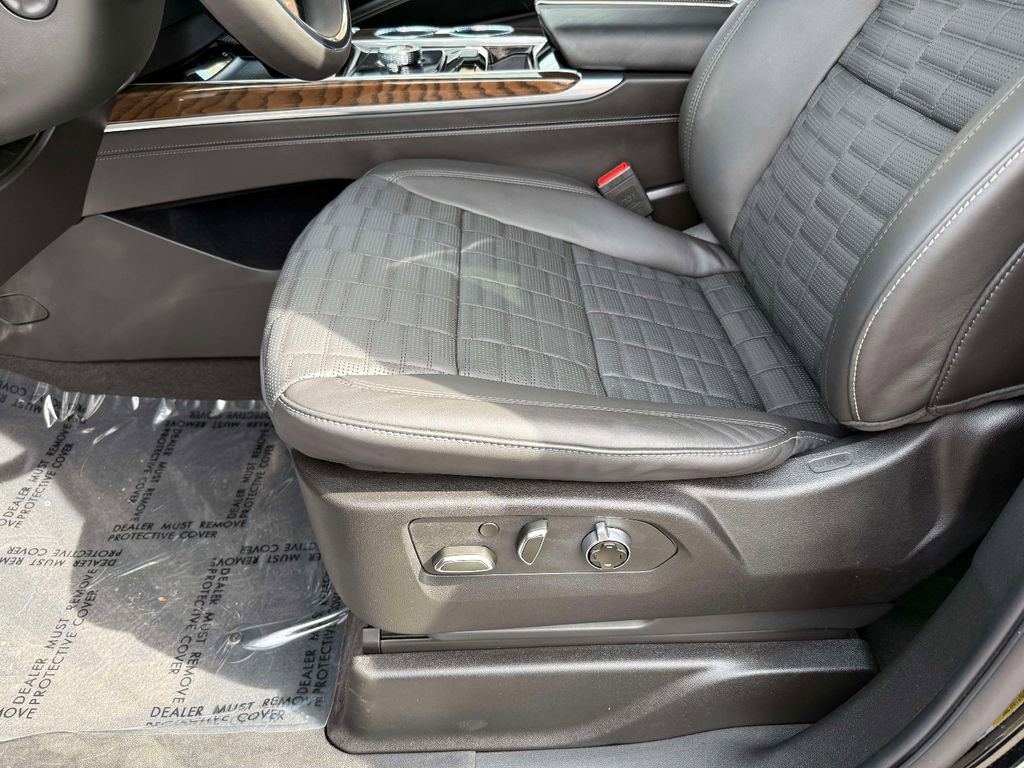 Used 2025 Cadillac Escalade ESV Premium Luxury Platinum image 3