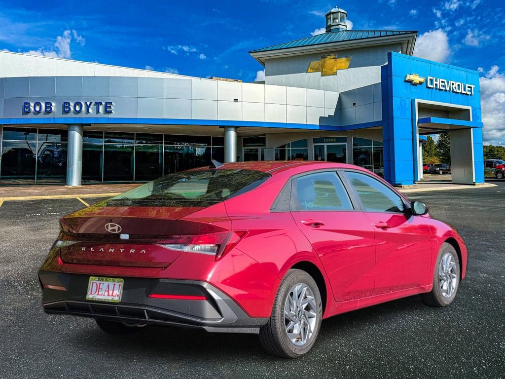 Used 2024 Hyundai Elantra SEL FWD image 3